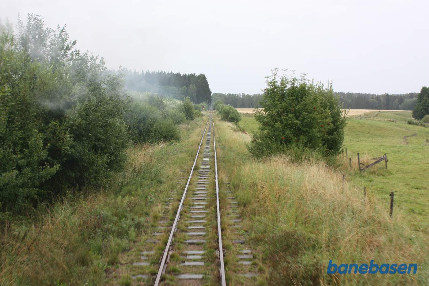 Et bagskud et sted på strækningen mellem Lundsbrunn og Skara, dampskyerne ses langs sporet til venstre