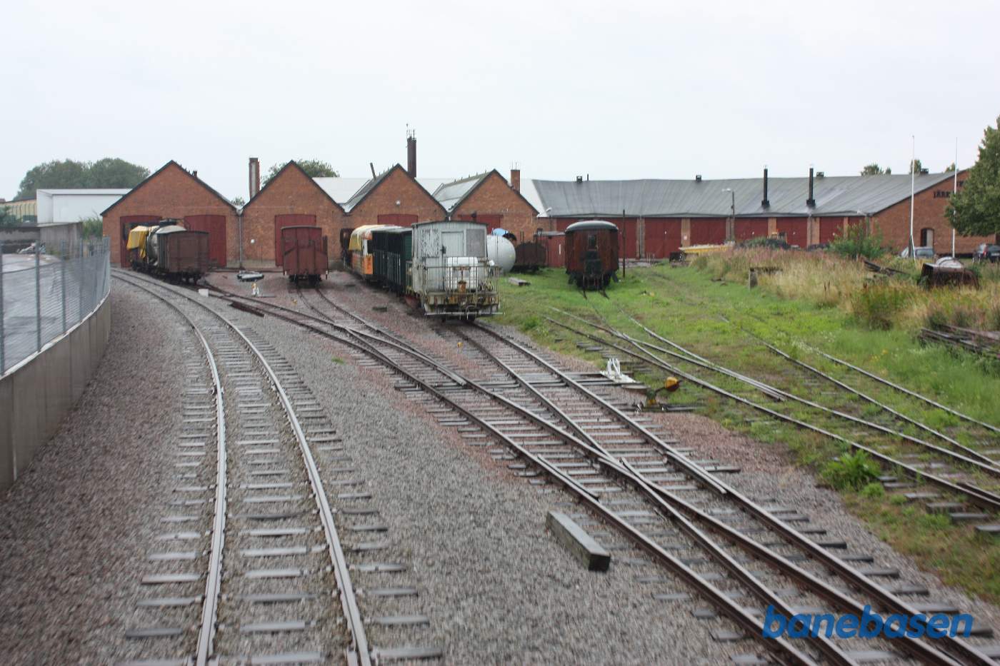 Et bagskud på vej ind på Skara station med værkstederne og rundremisen