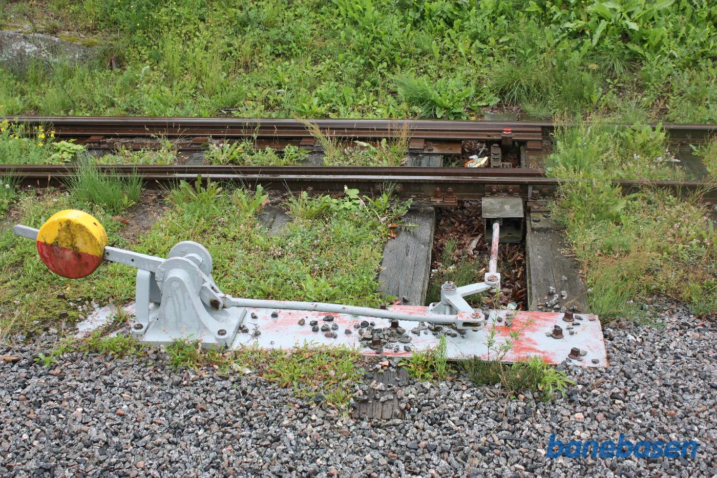 Nærbillede af sporskifte med stænger og vægt klods