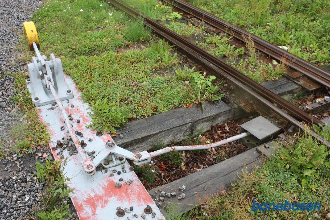 Nærbillede af sporskifte med stænger og vægt klods