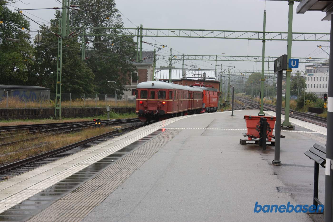 Vores tog rangeres fra sidesporet til perron