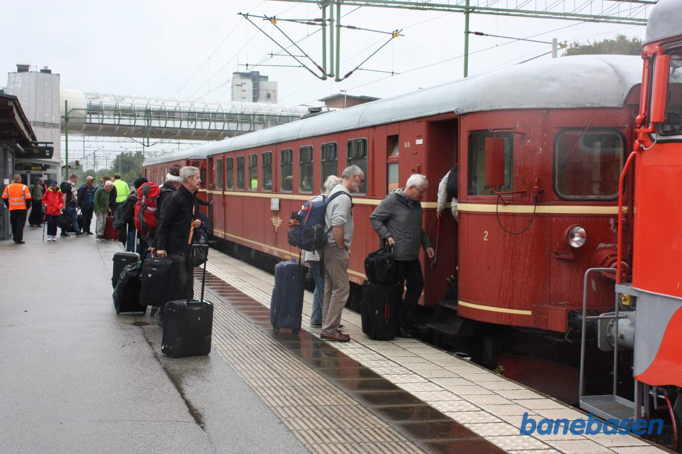 Gæsterne stiger ombord på det norske motortog
