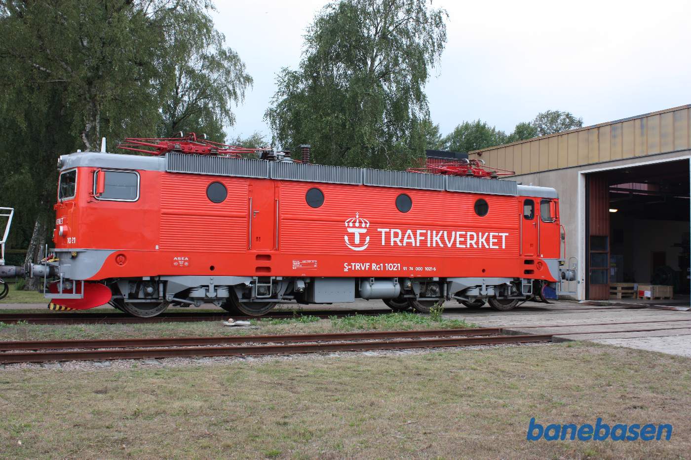 Vi tager afsked med museets elektriske lokomotiv, der triller ind i remisen