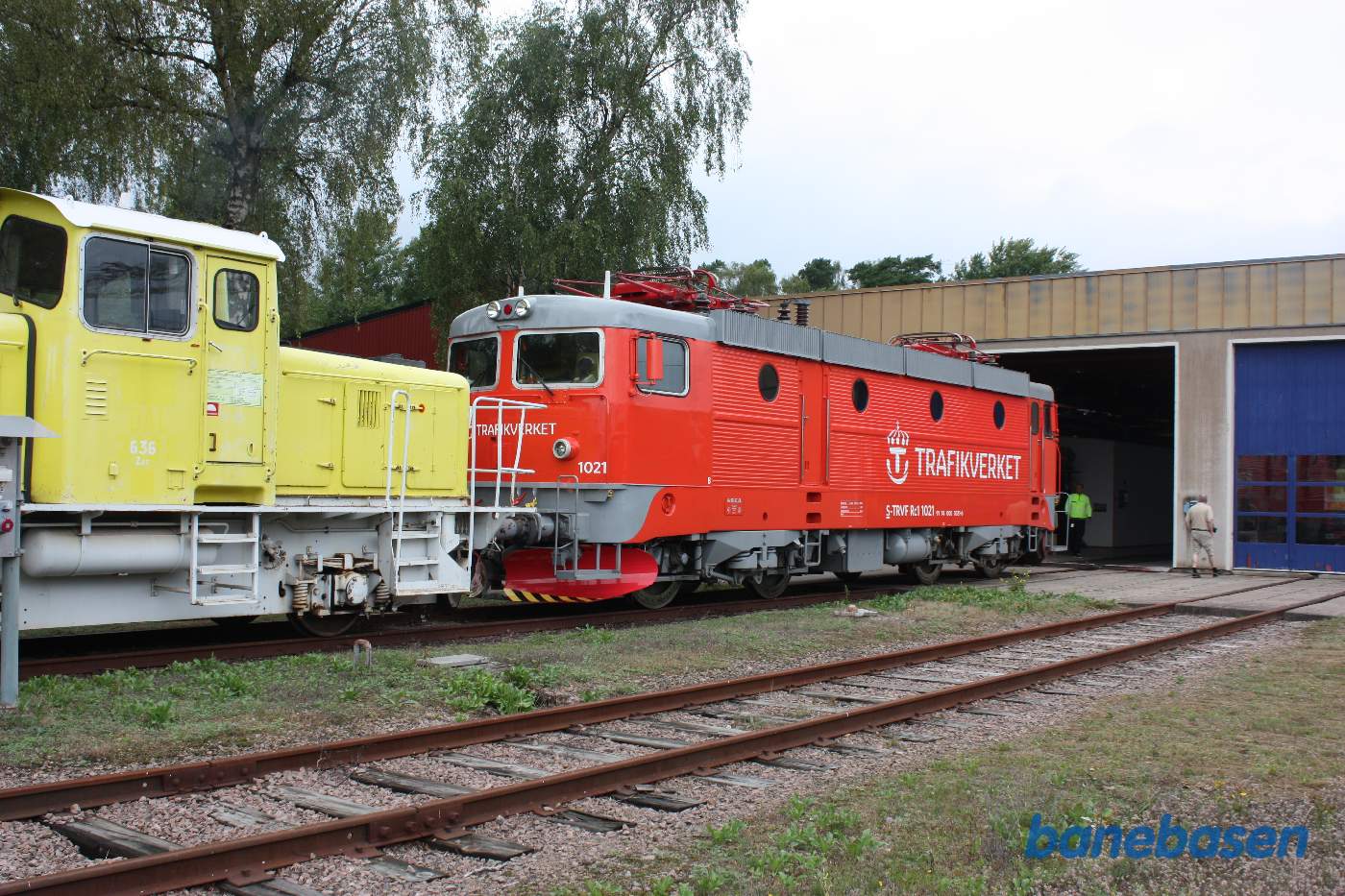 Vi tager afsked med museets elektriske lokomotiv, der triller ind i remisen