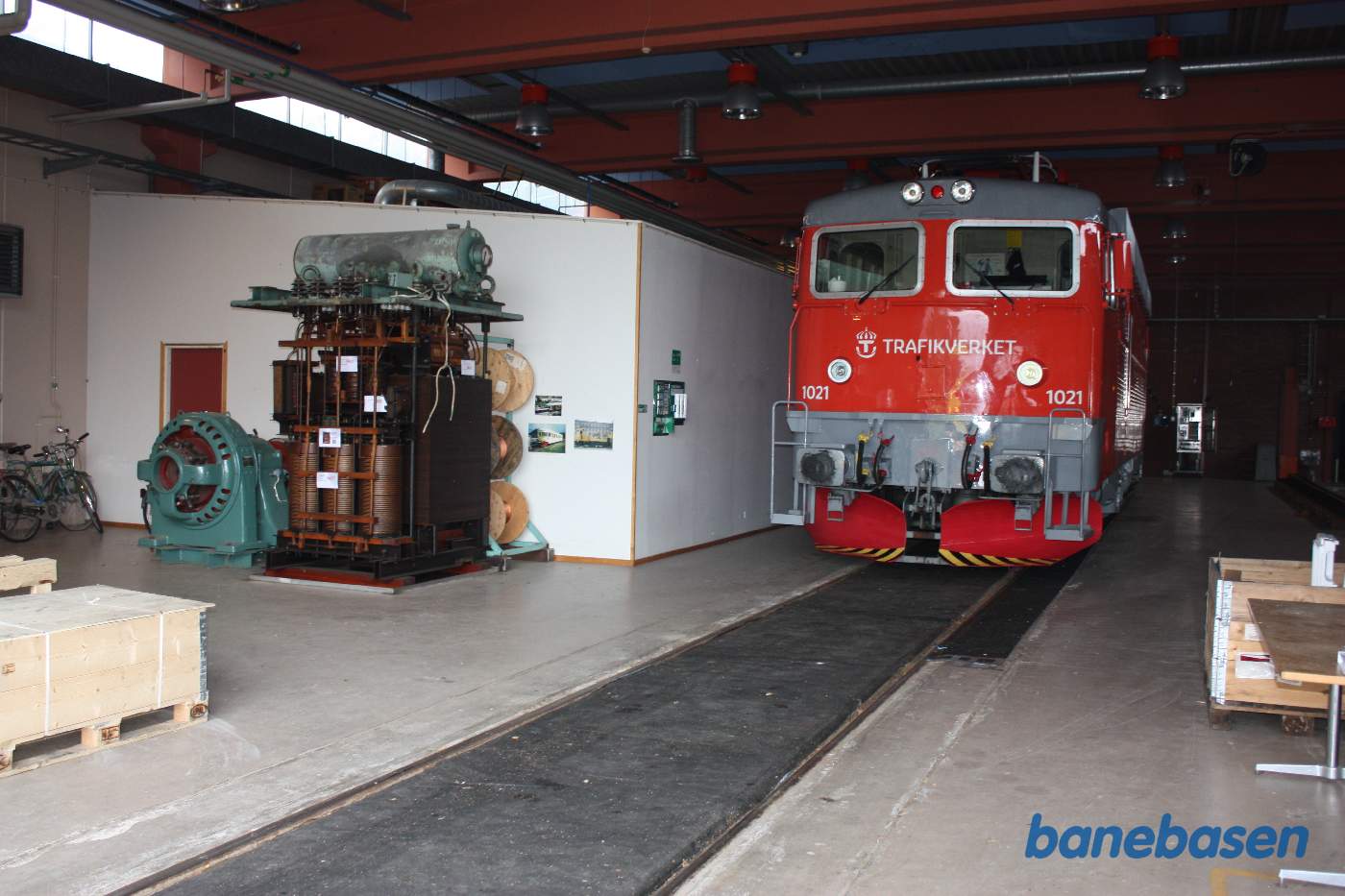 Så står lokomotivet inde i remisen