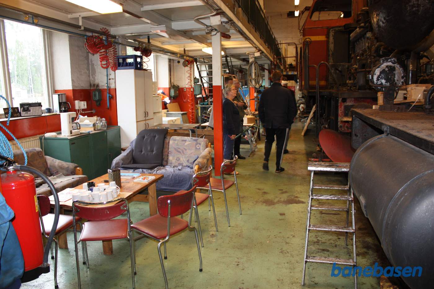 Inde i værkstedet er kaffebord og adskilt lokomotiv