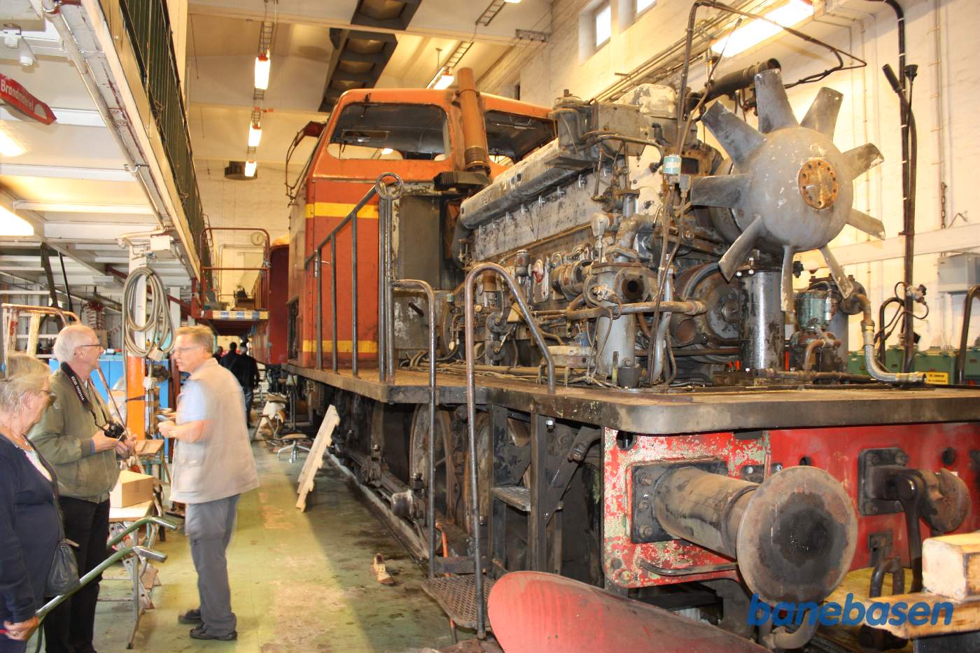 Gæsterne kigger på det adskilte lokomotiv