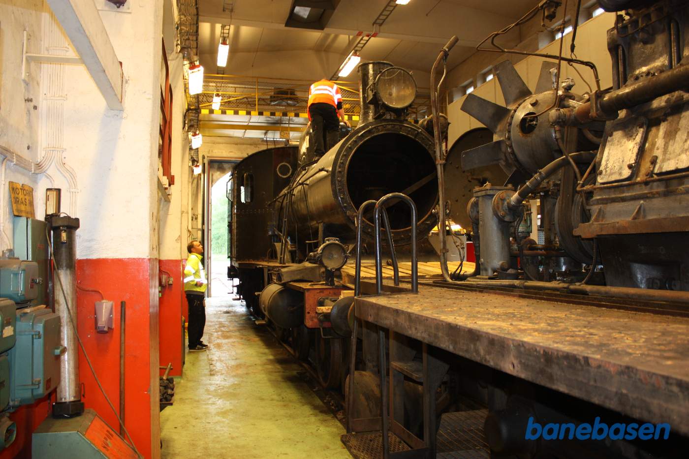 Et damplokomotiv i værkstedet