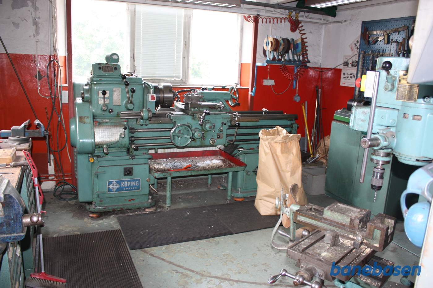 En drejebænk inde i værkstedet