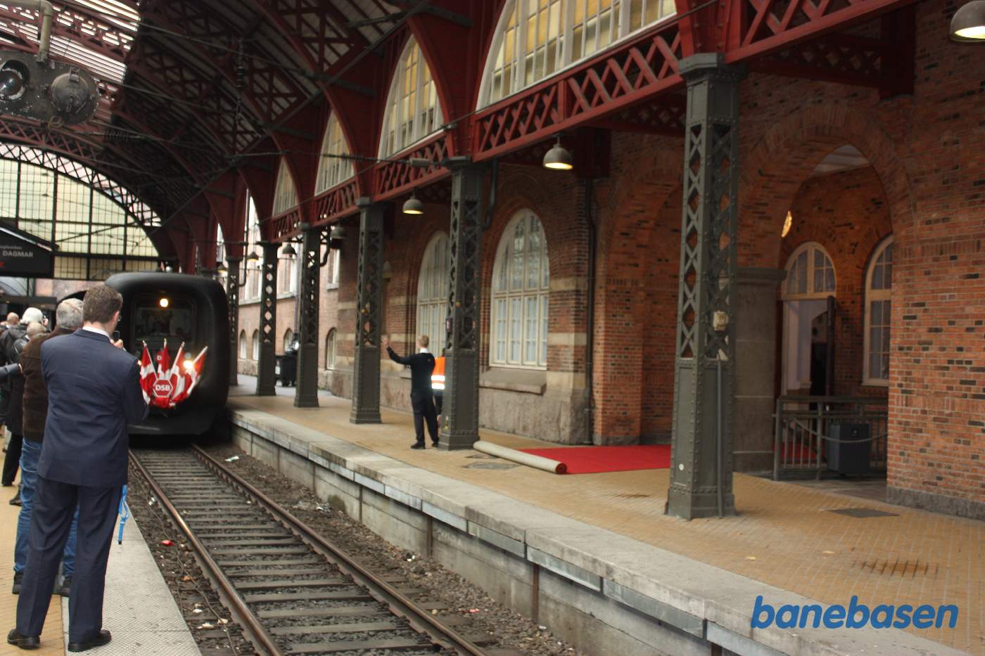 Indvielsestoget triller til perron Indvielsestoget triller til perron