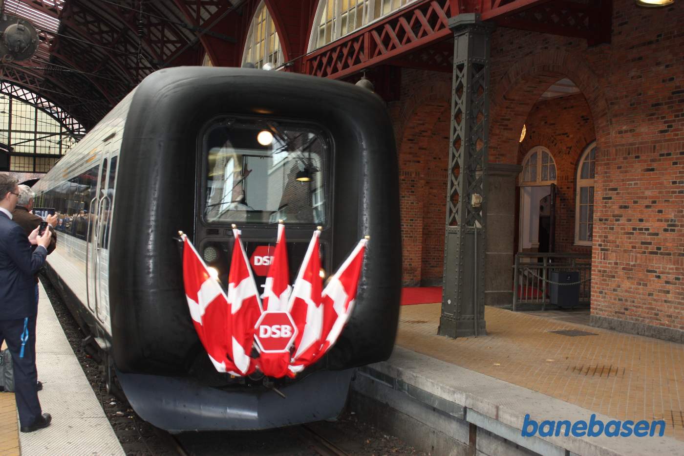 Indvielsestoget triller til perron