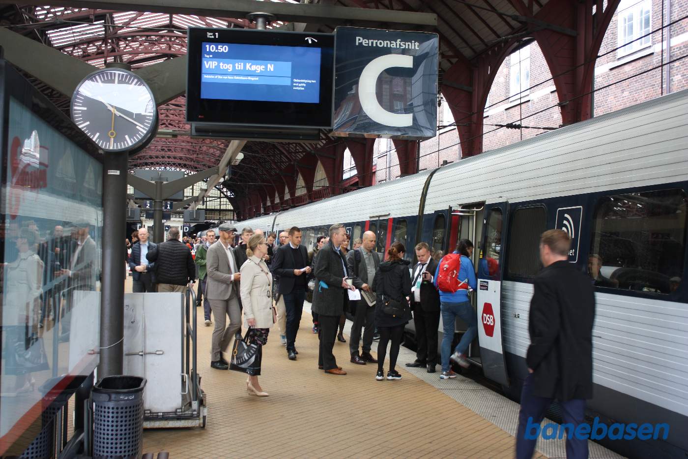 De indbudte gæster går ombord på toget
