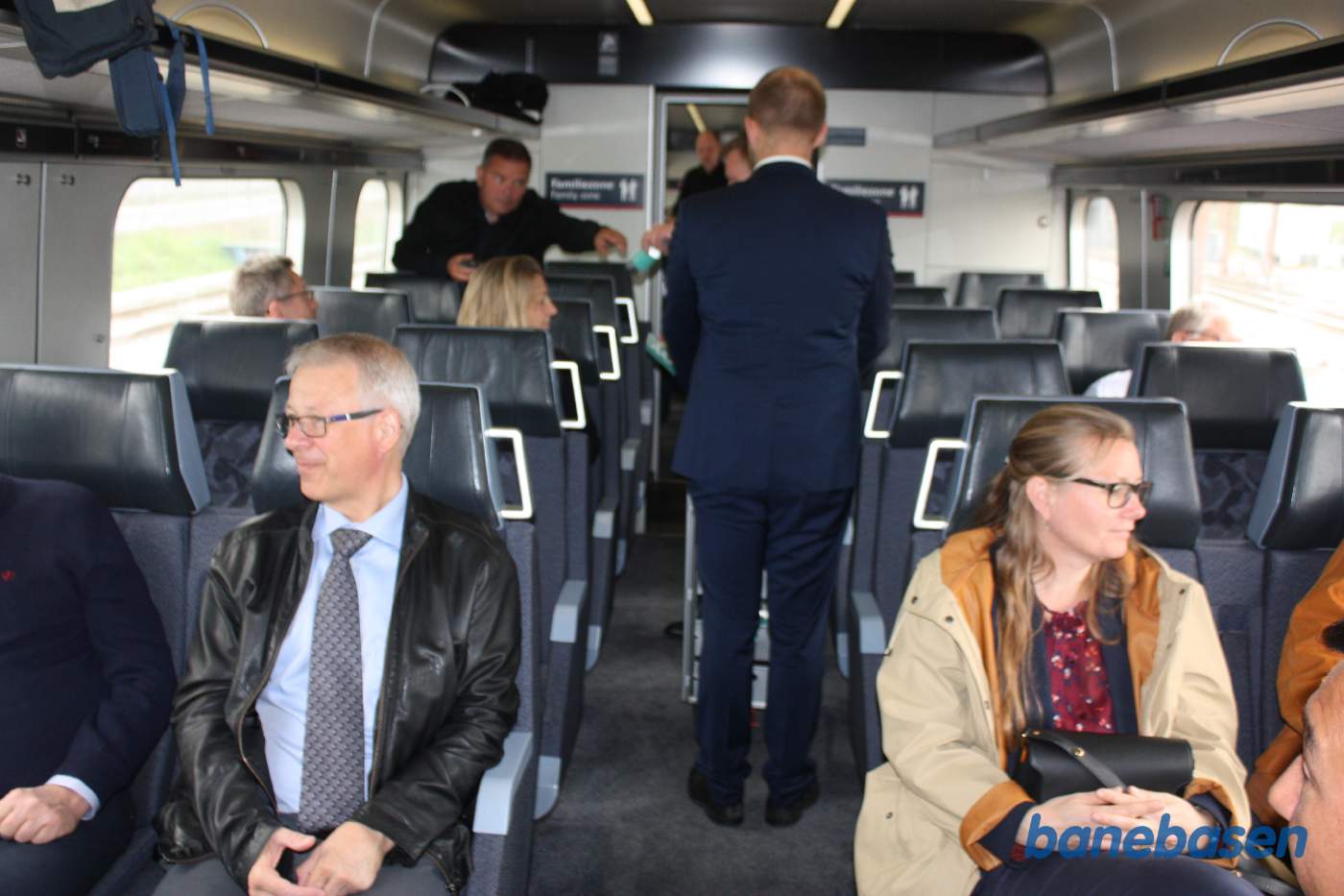 Inde i toget er stemningen høj