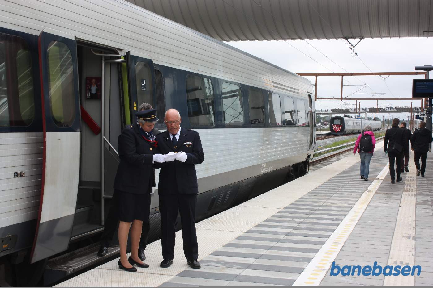 Togpersonalet var i galla i dagens anledning, her de 2 der var ansvarlige for HKH Frederik X Togpersonalet var i galla i dagens anledning, her de 2 der var ansvarlige for HKH Frederik X