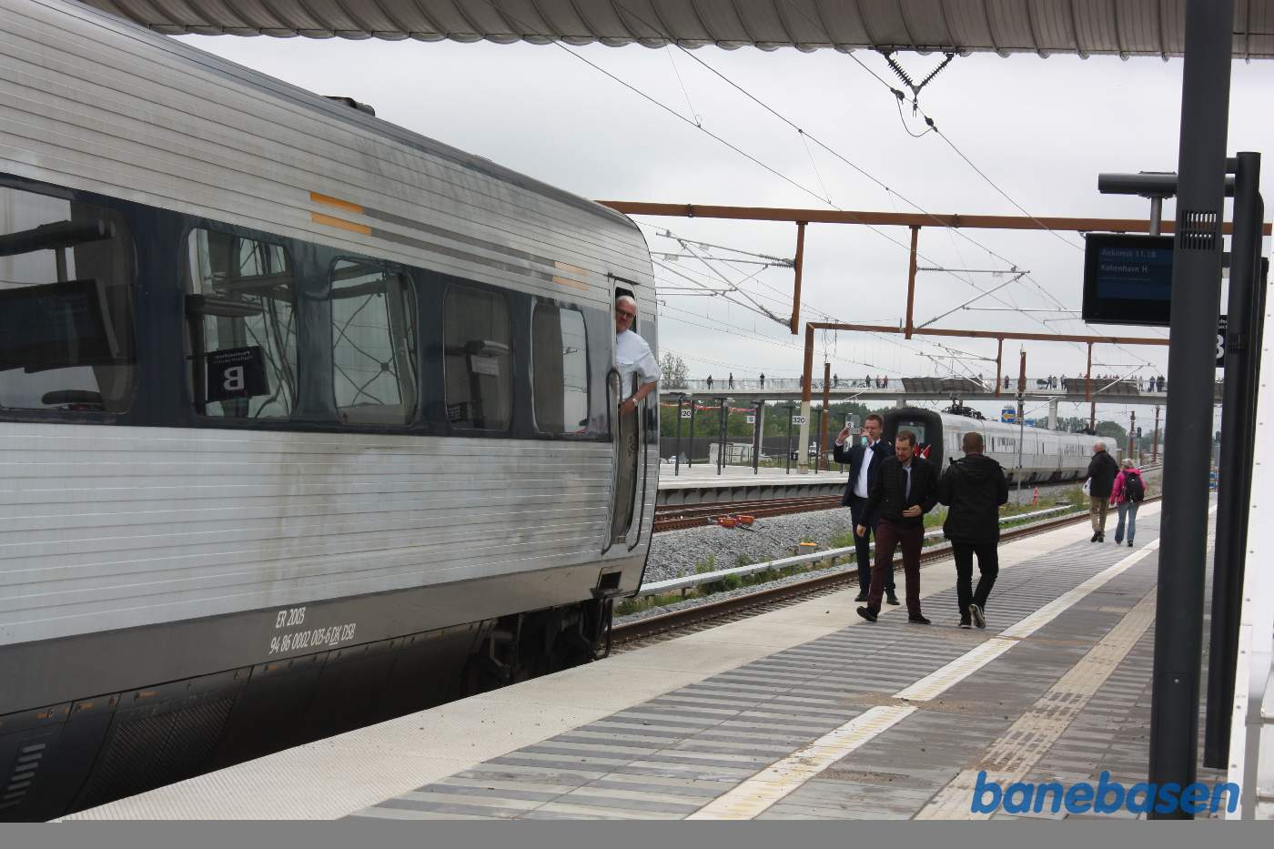 Indvielsestoget fotograferes mens toget fra Ringsted triller til perron