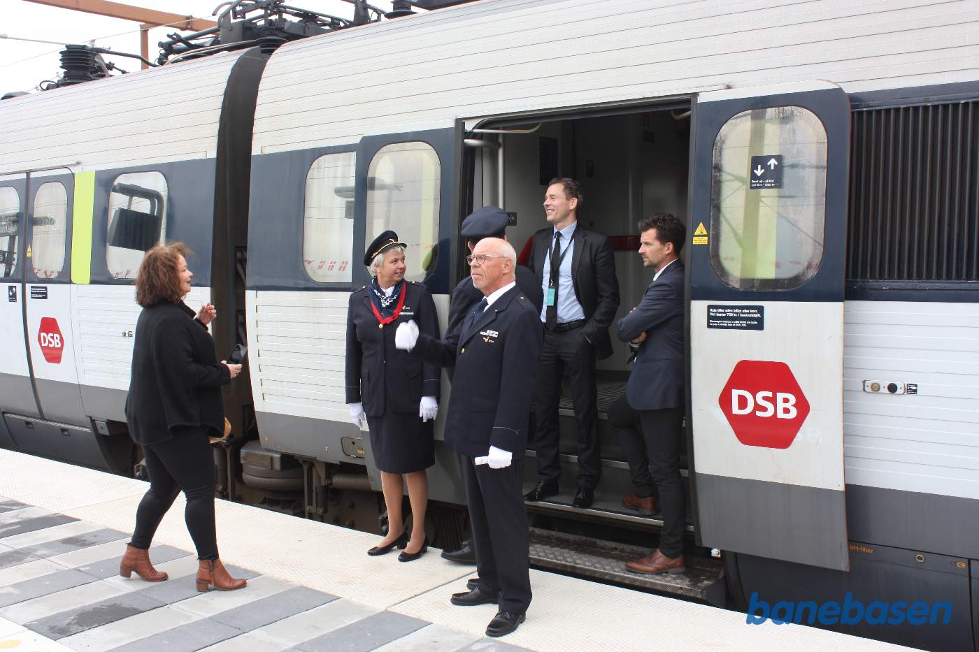 Togpersonalet var i galla i dagens anledning, her venter de på at HKH Frederik X forlader toget Togpersonalet var i galla i dagens anledning, her venter de på at HKH Frederik X forlader toget