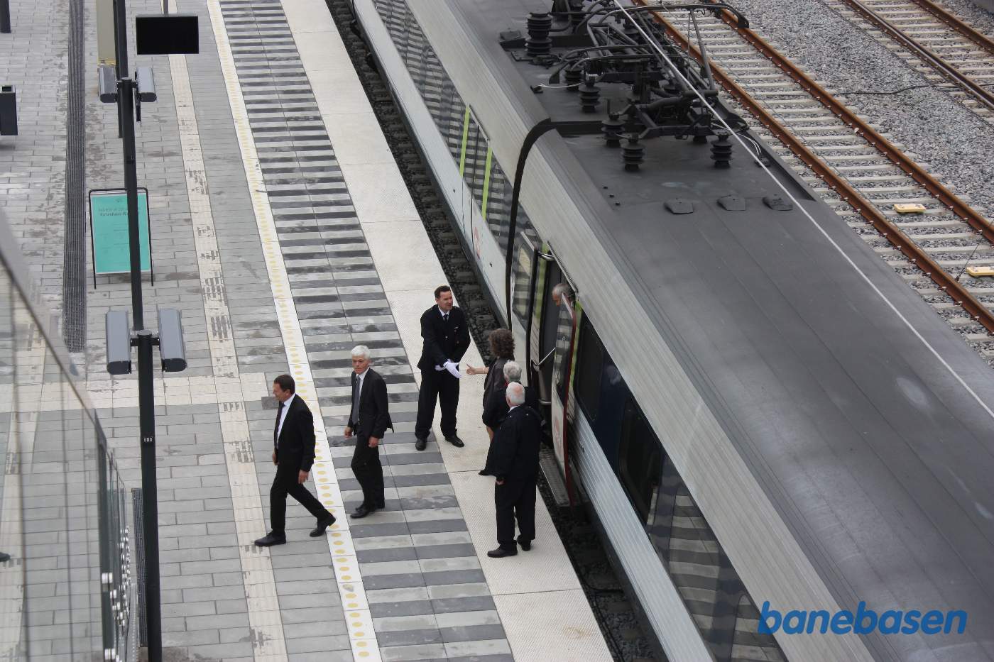 De prominente gæster forlader toget De prominente gæster forlader toget