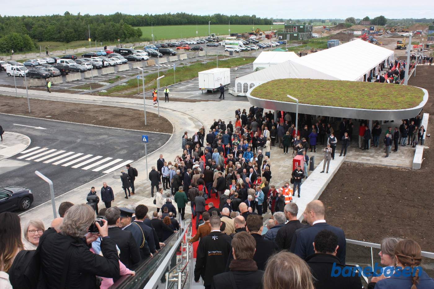 Et vue ned over festområdet set oppe fra gangbroen