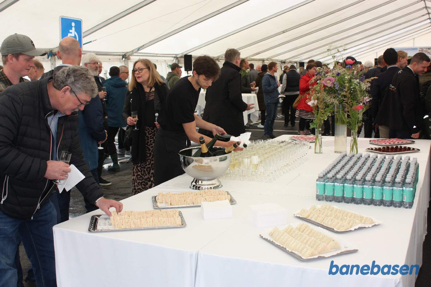 Så er der serveret med champagne og små sandwichs, kager og vand