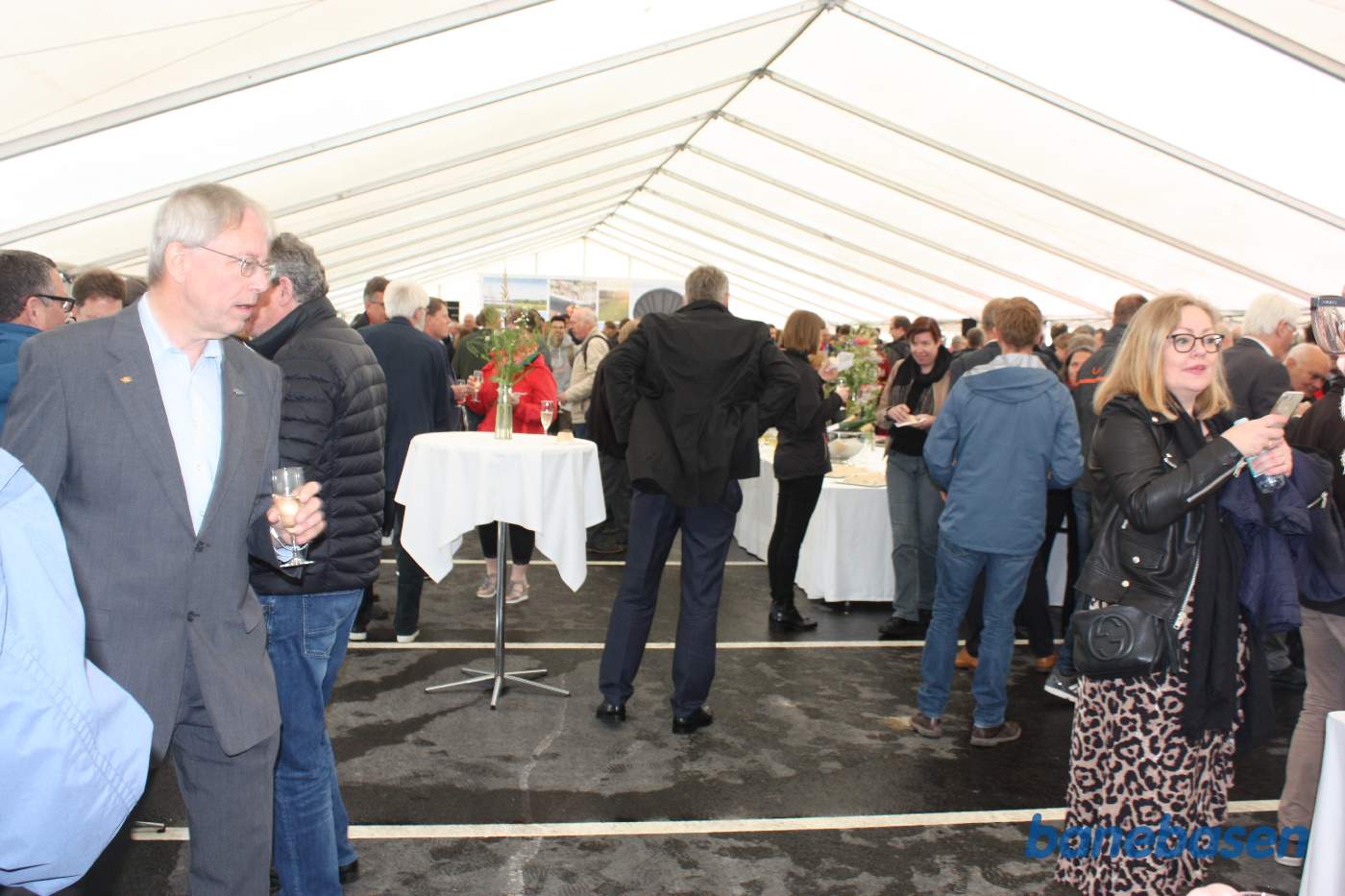 Et vue ud over festteltet, hvor stemningen er høj