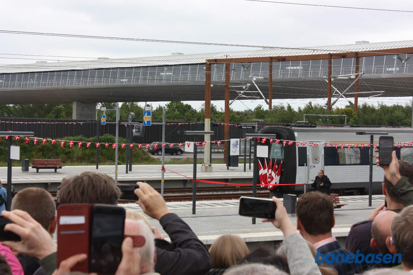 Indvielsestoget nærmer sig det røde bånd