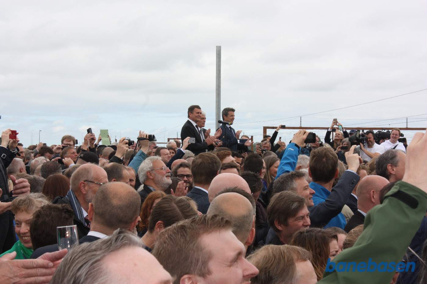 Et vue ud over forsamlingen, hvor vi venter på at Banedanmarks direktør skal holde indvielsestalen for den ny bane Et vue ud over forsamlingen, hvor vi venter på at Banedanmarks direktør skal holde indvielsestalen for den ny bane