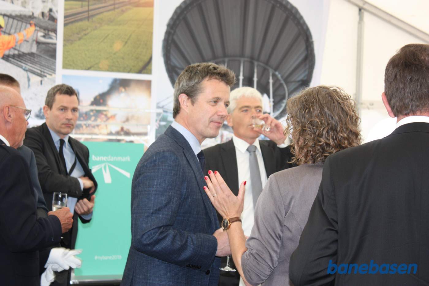 Efter indvielsen er der drinks og mad