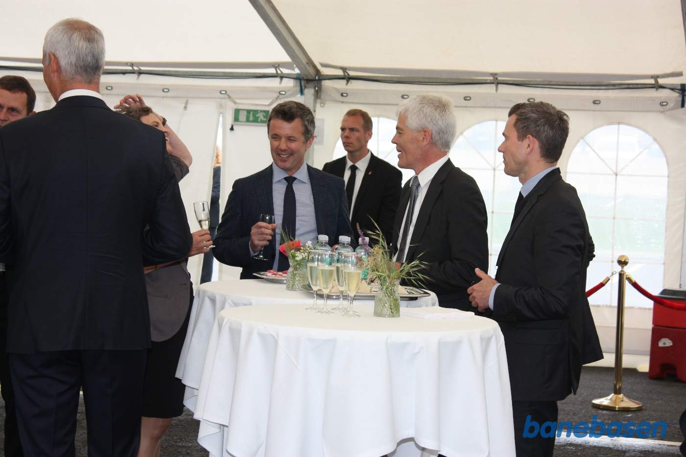 Efter indvielsen er der drinks og mad