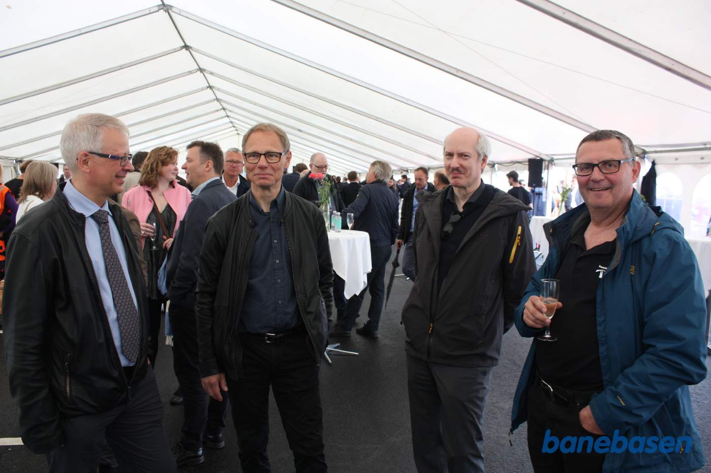 4 gode kolleger glæder sig over det gode resultat