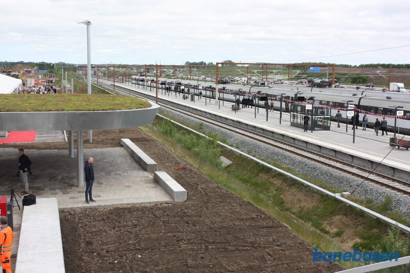 Et vue ned over perronerne, set oppe fra gangbroen