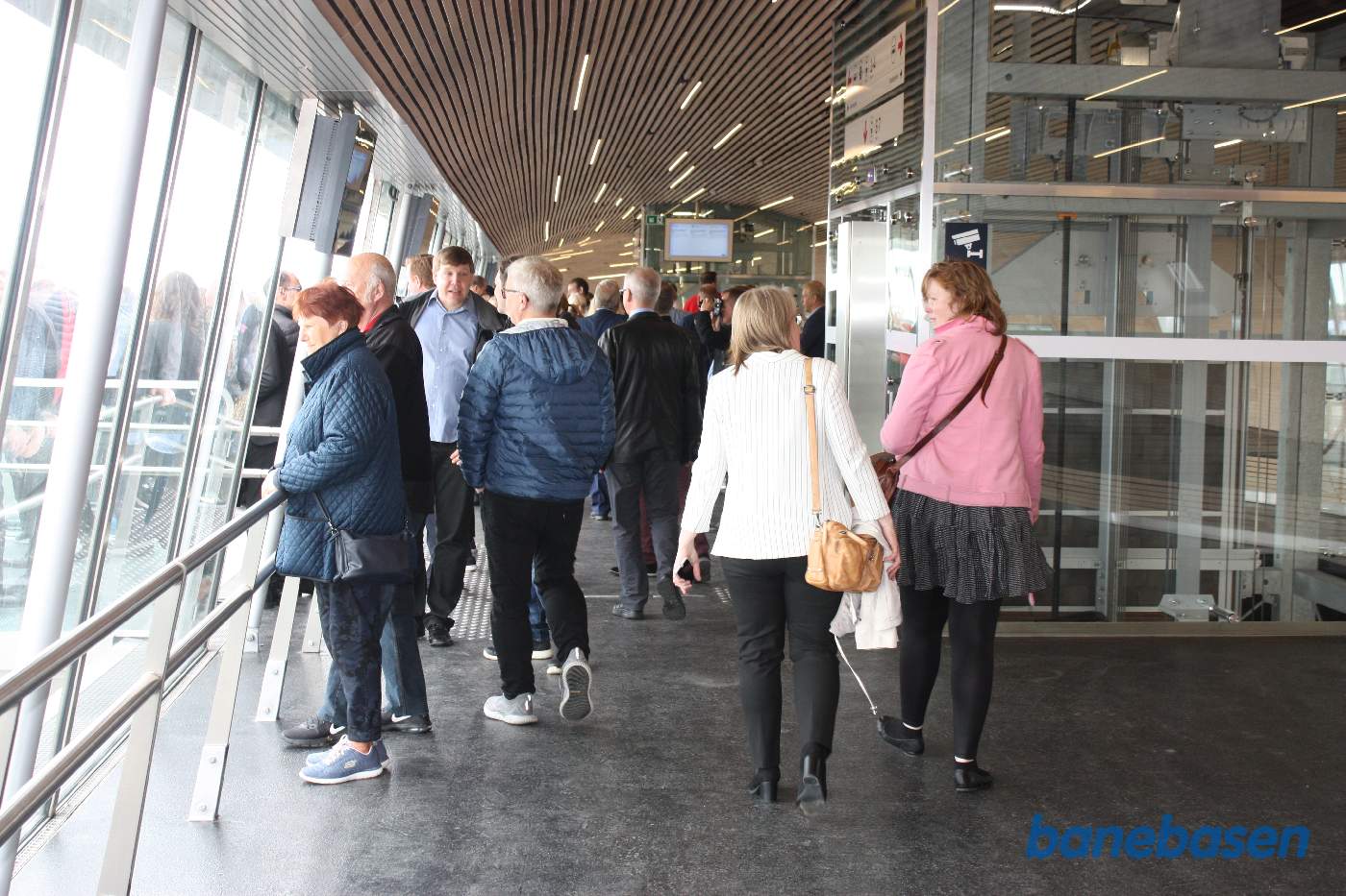 Gangbroen, med mange gæster på vej til toget