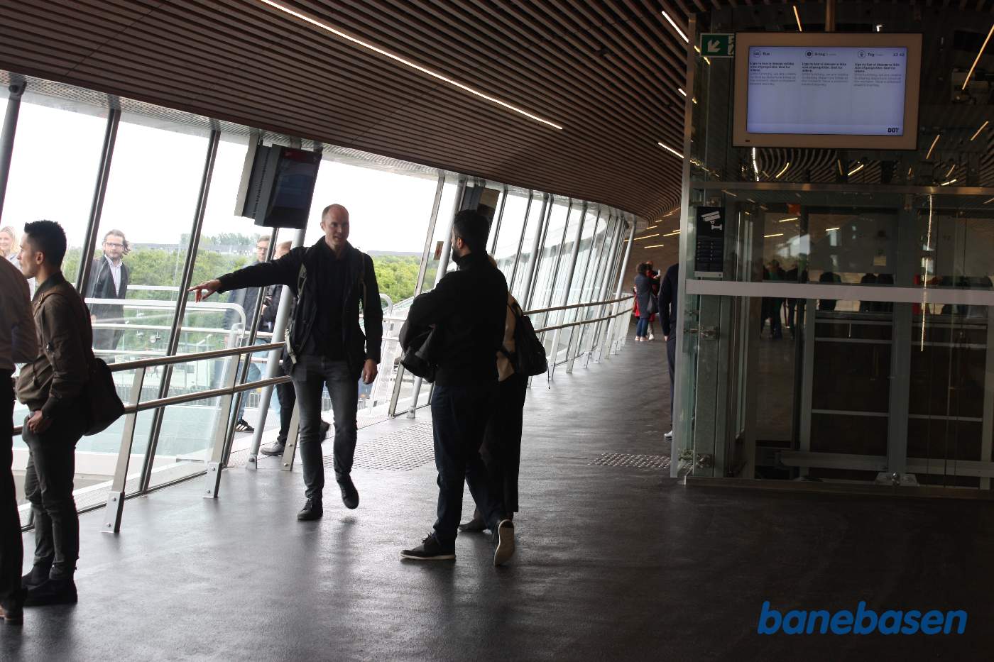 Gangbroen, med gæster på vej til toget