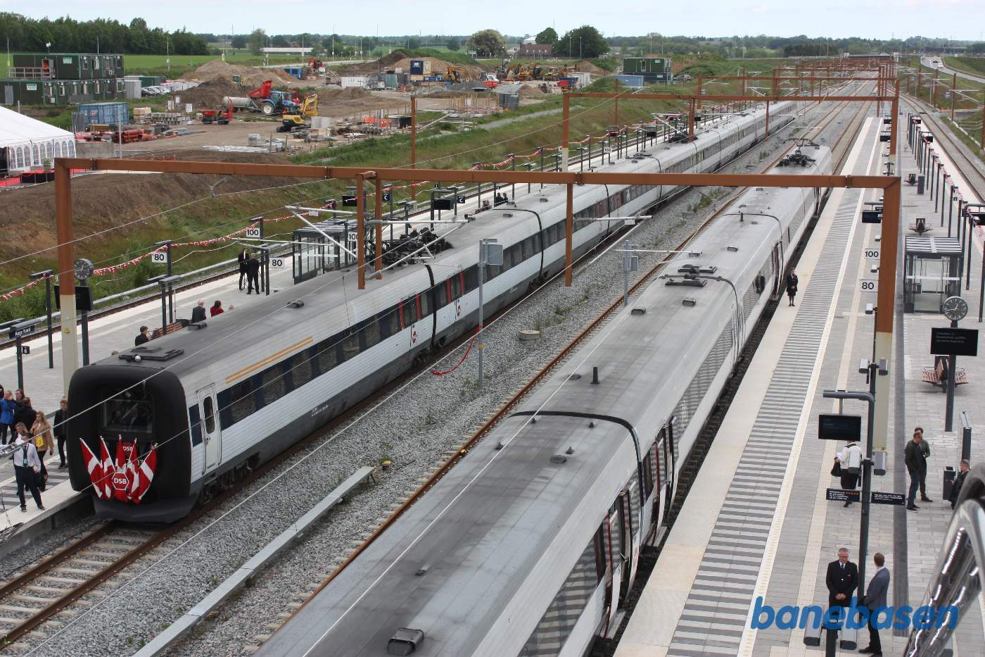 Et vue ned over perronerne, med de 2 indvielsestog, set oppe fra gangbroen
