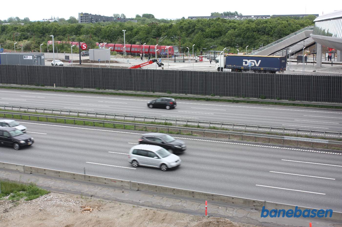 Et kig mod øst, med motorvejen og i baggrunden et rødt S-tog