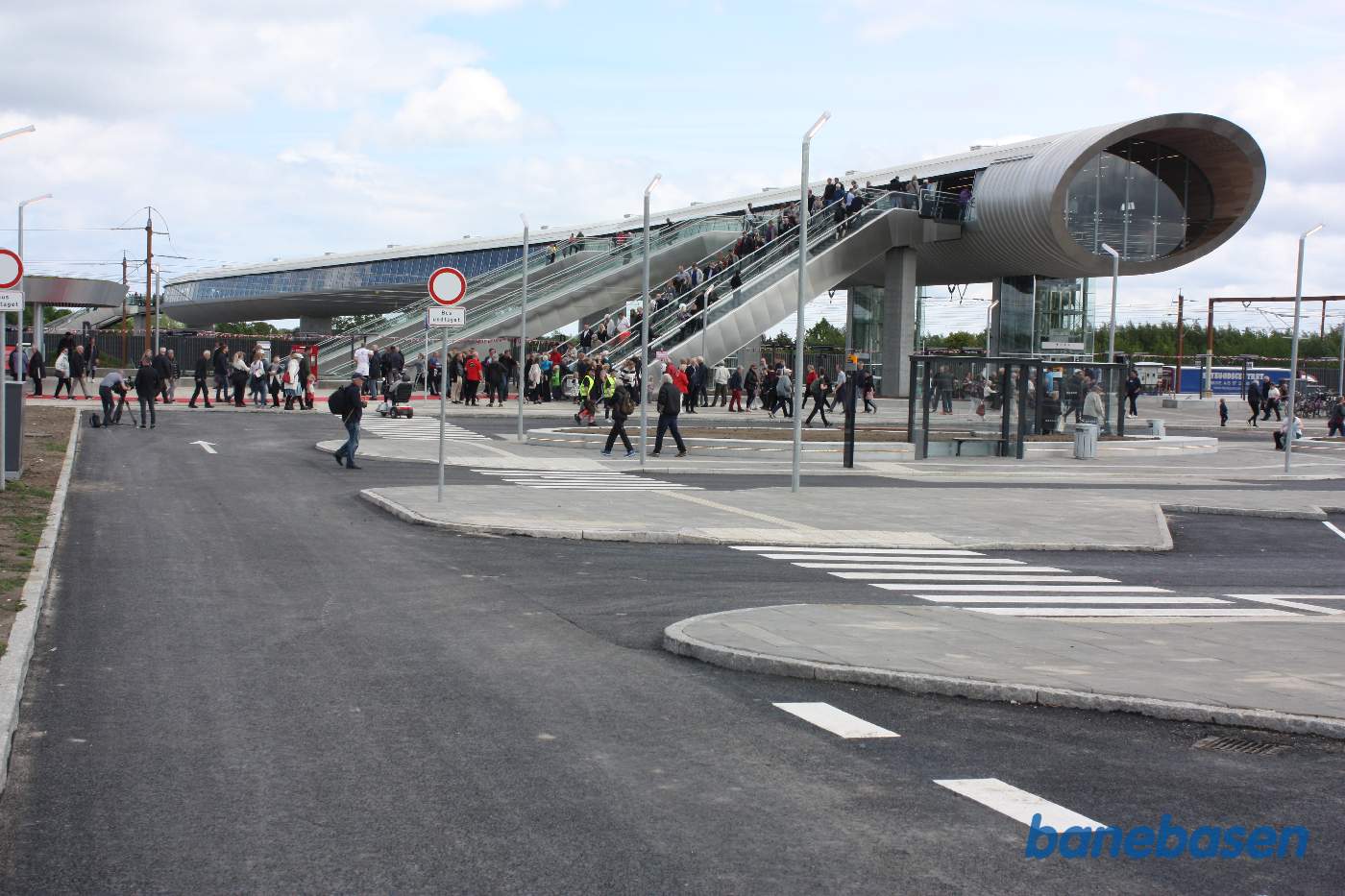 Gangbroen, set nede fra busholdepladsen, med mange almindelige besøgende