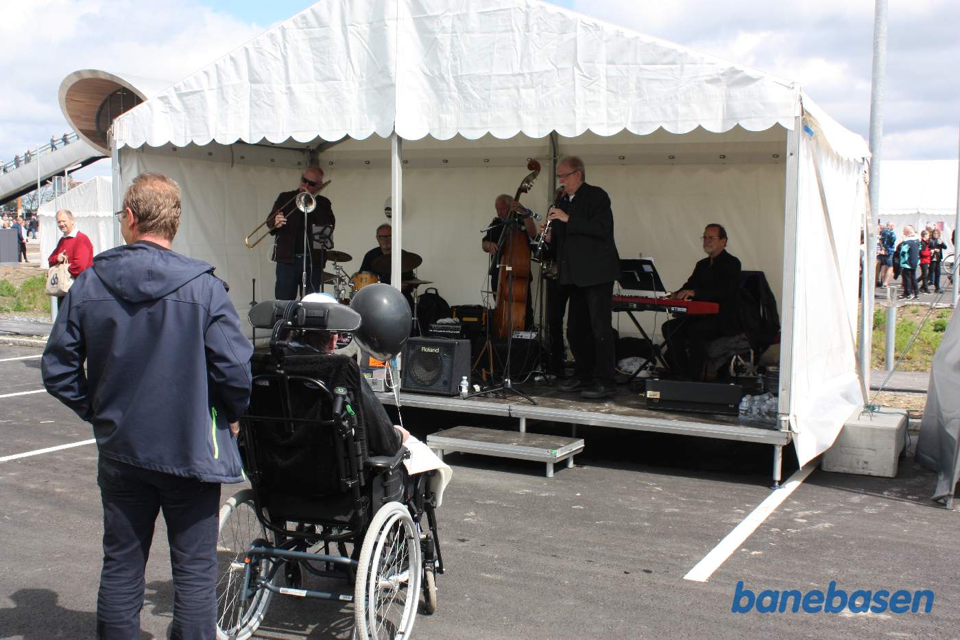 Et lille orkester underholder de fremmødte gæster