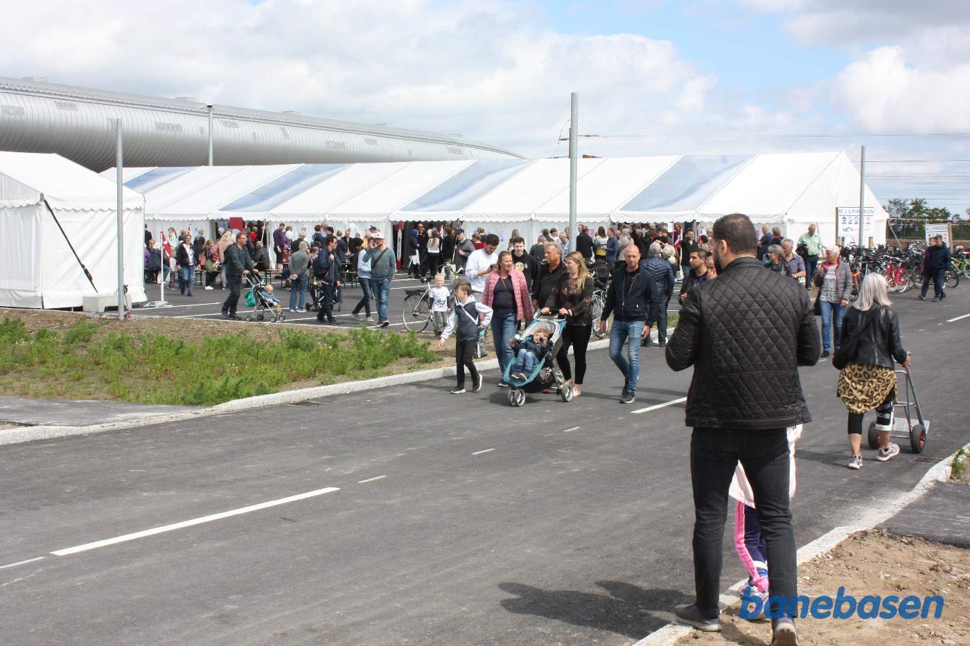 På parkeringspladsen er opslået mange telte for de almindelige mennesker, som vil besøge den helt nye station