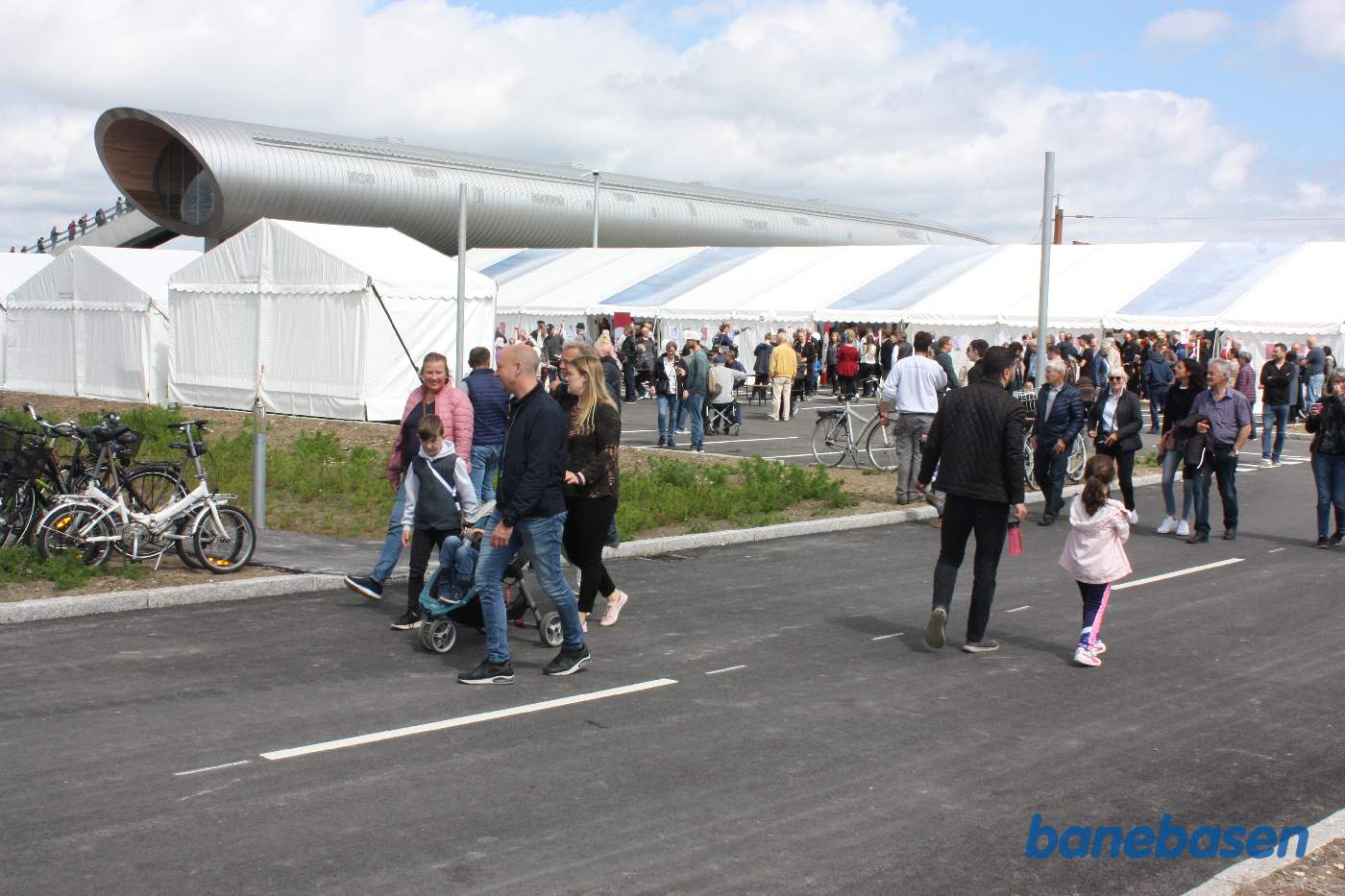 På parkeringspladsen er opslået mange telte for de almindelige mennesker, som vil besøge den helt nye station