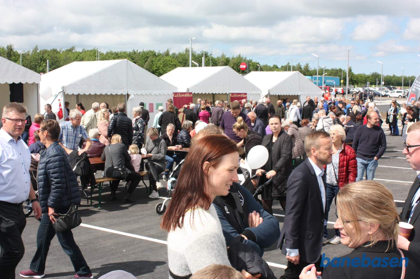 Fra teltene sælges mad og drikke til de besøgende