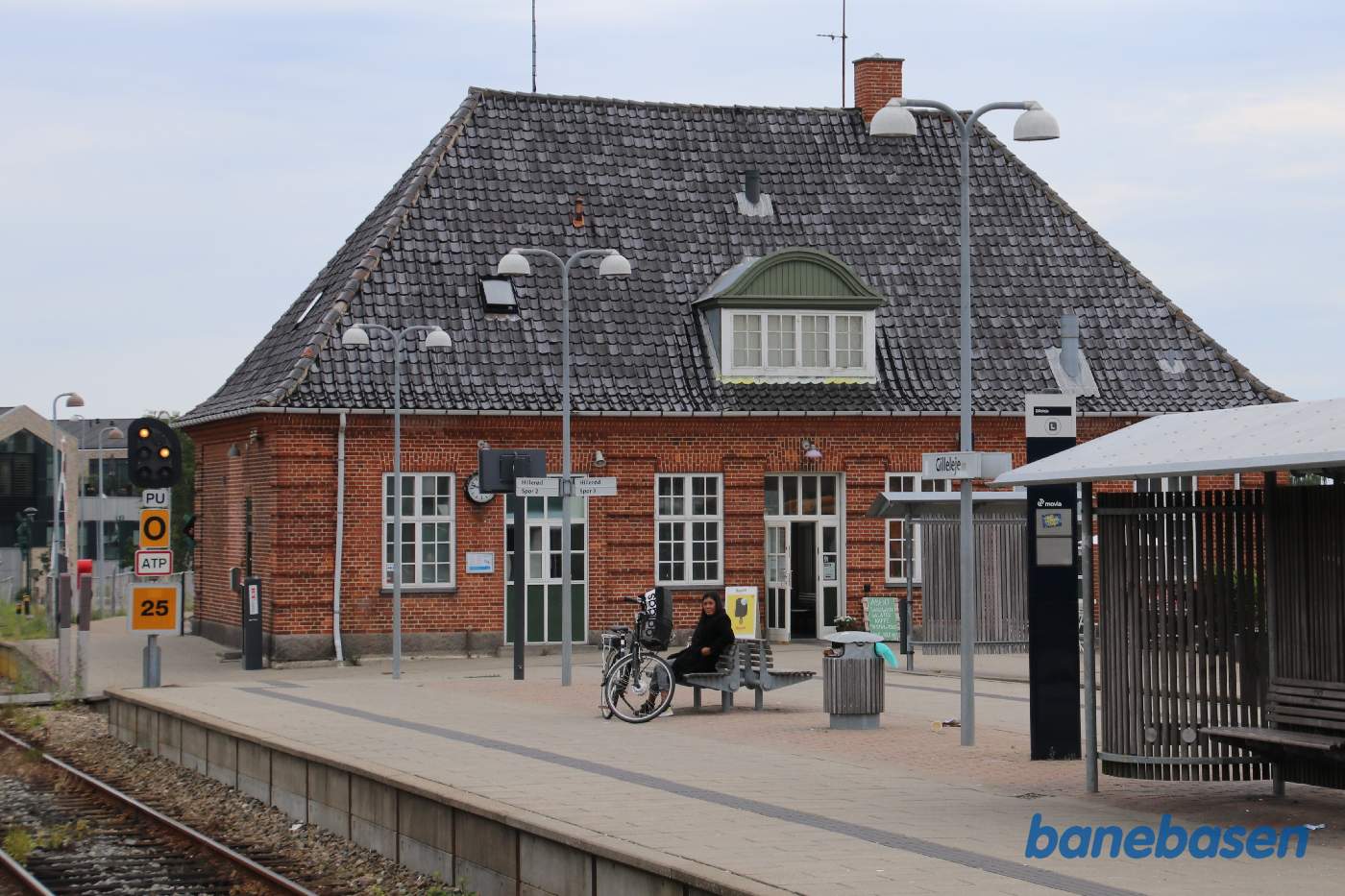 Stationsbygningen set fra midterperronen, stationen er sat til stedbetjening
