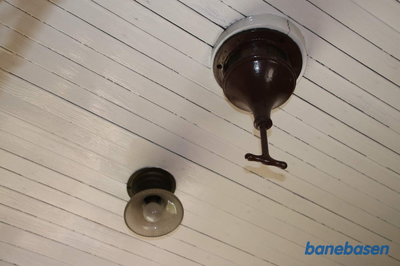 Nærbillede af lampe og tagventilator