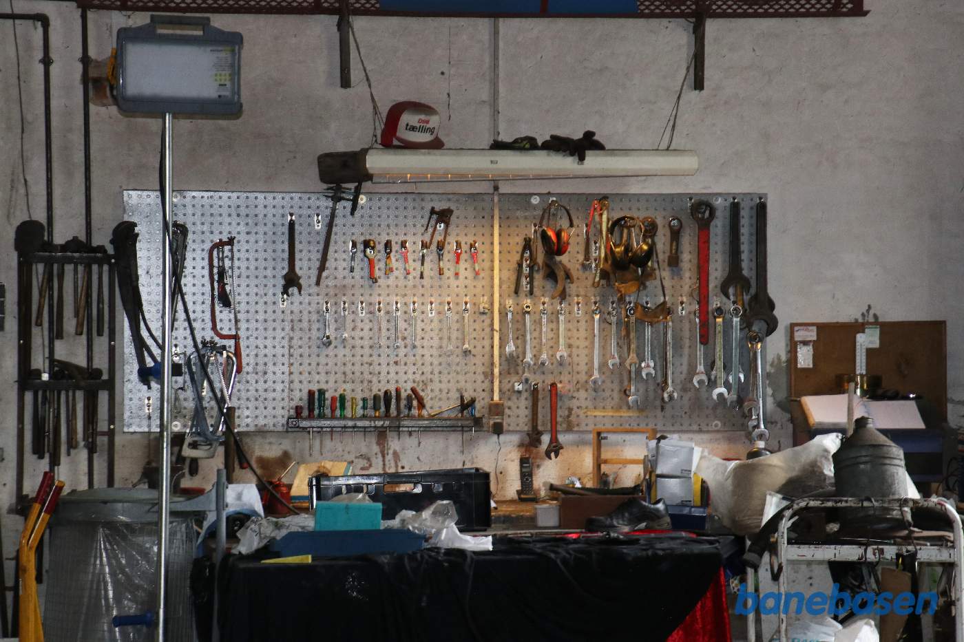 Værktøjstavlen inde i værkstedet