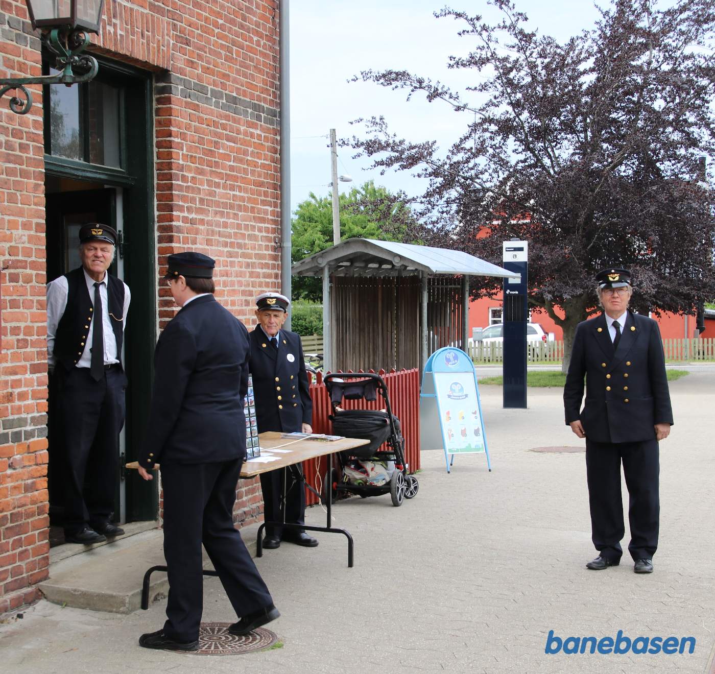 Personalet sælger billetter på perronen