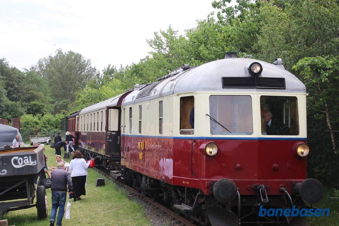 M8 holder klar med spisevognstoget på veterantræf marken