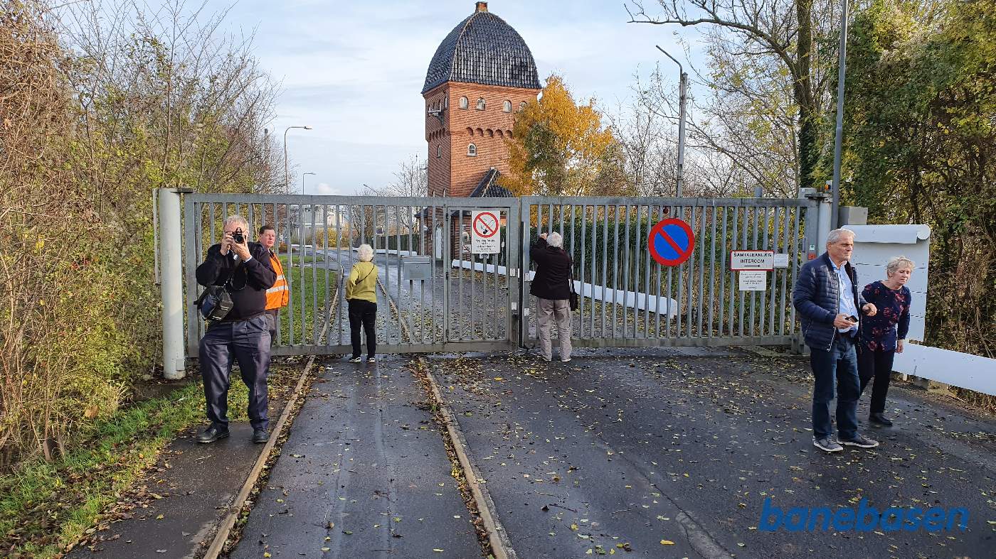 Gæsterne fra toget står ved porten ind til Kommune Kemi
