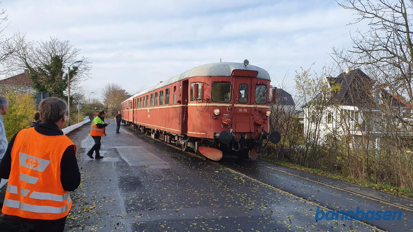 Motortoget holder foran porten til Kommune Kemi og kan ikke køre længere