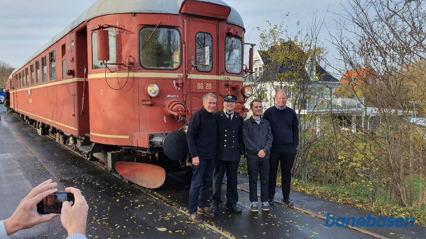 Så er der fotografering af personale og turdeltagere foran motorvognen