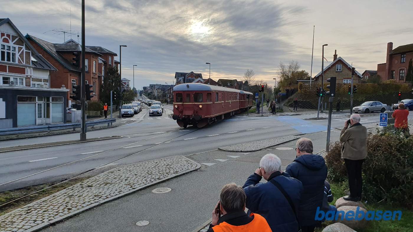 Motortoget passerer det store kryds i Nyborg for hovedvej 163
