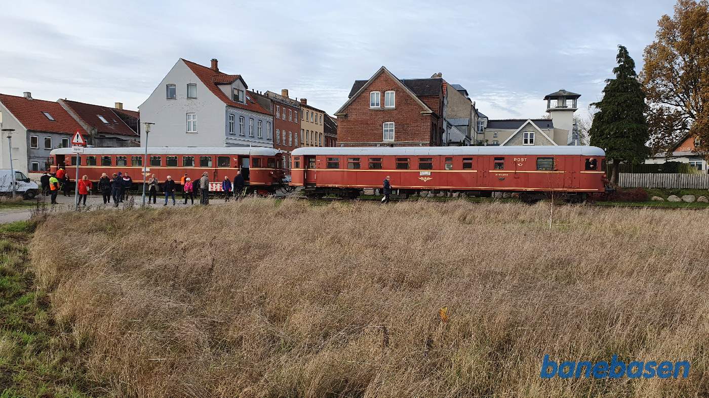 Toget er standset lige ved det gamle værksted, der nu er destilleri