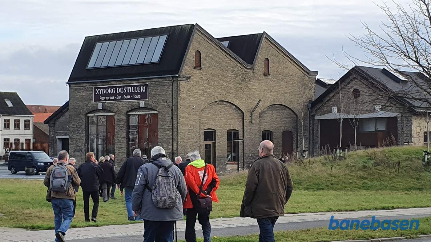Gæsterne går fra toget over til destilleriet, hvor der er rundvisning Gæsterne går fra toget over til destilleriet, hvor der er rundvisning